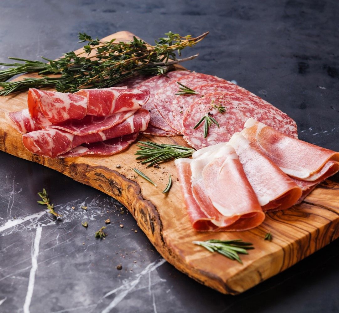 Olivenholz mit angerichteter Wurstauswahl